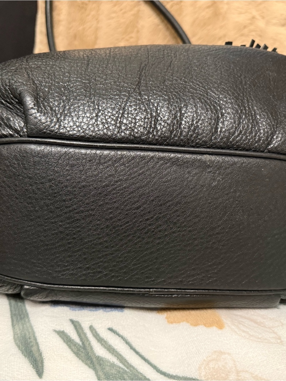 Michael Kors Camden Large Drawstring Cinch Hobo Tote in Black Pebbled Leather - Picture 4 of 5
